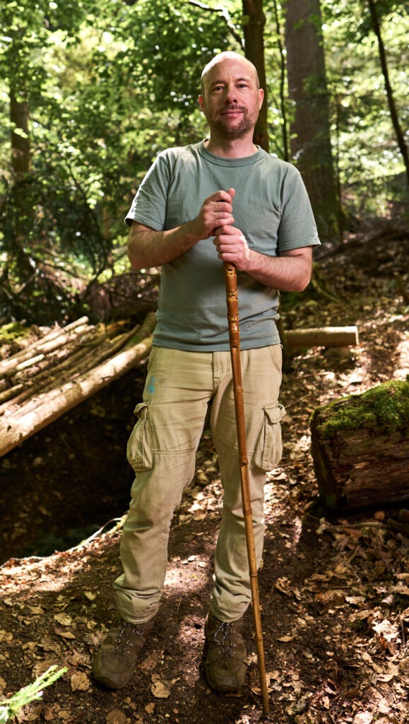 Buch Autor Michael Wulf vor seinem Shelter im Schwarzwald.